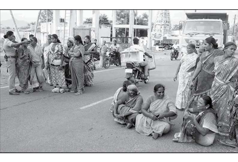 நாமக்கல் அருகே, செல்போன் கோபுரம் அமைக்க பெண்கள் எதிர்ப்பு - சாலைமறியலில் ஈடுபட்டதால் போக்குவரத்து பாதிப்பு