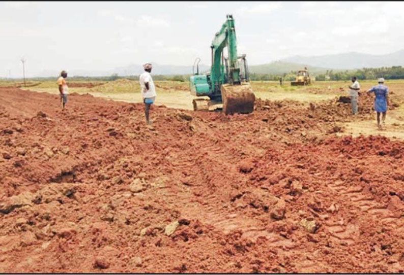 உத்தமபாளையத்தில் 4 வழிச்சாலை அமைக்கும் பணி: வாய்க்கால்களை மூடுவதால் வயல்களுக்கு தண்ணீர் செல்வதில் சிக்கல் விவசாயிகள் எதிர்ப்பு