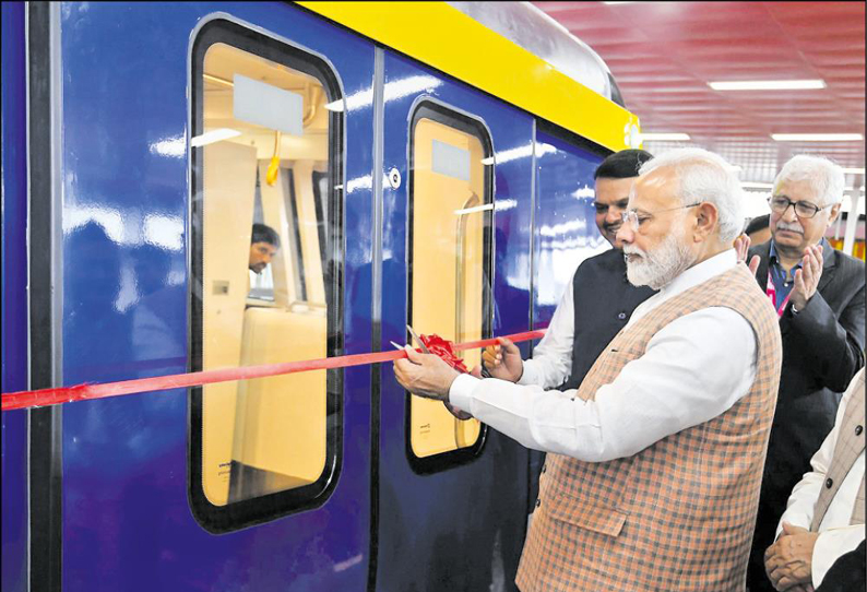 ‘மேக் இன் இந்தியா' திட்டத்தின் கீழ் தயாரிக்கப்பட்ட மெட்ரோ ரெயில் பெட்டியை பிரதமர் மோடி திறந்து வைத்தார் 201909080427199303_Prime-Minister-Modi-inaugurated-the-Metro-Rail-compartment_SECVPF