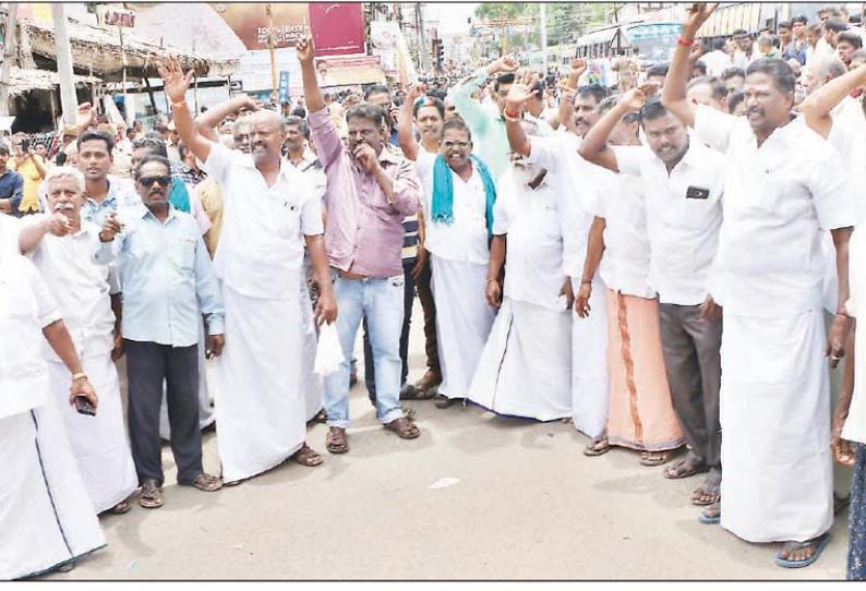 தஞ்சையில் கடைகள் முன்பு அமைக்கப்பட்ட இரும்புவேலியை அகற்றக்கோரி வணிகர்கள் ஆர்ப்பாட்டம்