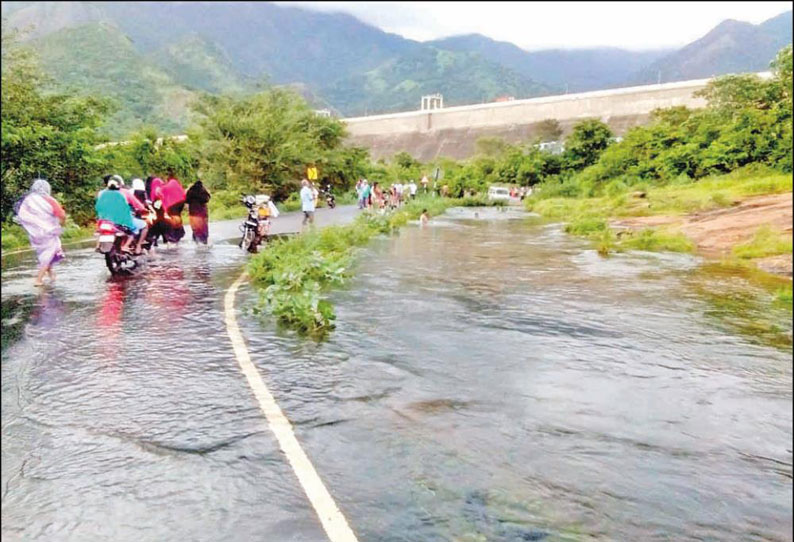 கடையநல்லூர் அருகே அடவிநயினார் அணை மதகு உடைந்ததால் பரபரப்பு