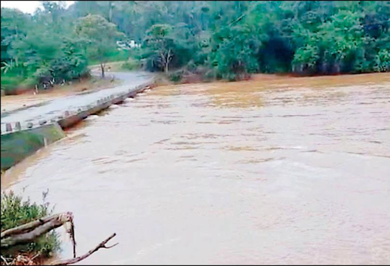 தொடர் கனமழை காரணமாக சிக்கமகளூரு மாவட்டத்தில் மண்சரிவு குடகில், பிரம்மகிரி மலையில் பிளவு