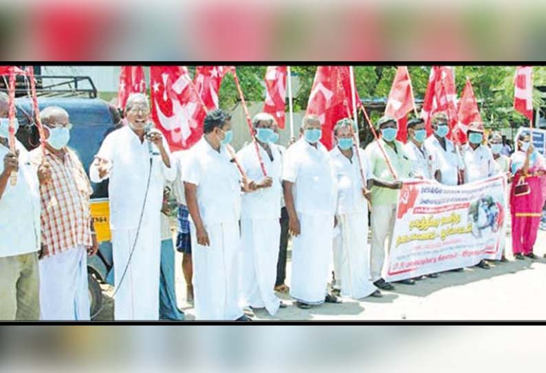 சாலையை சீரமைக்க கோரி மார்க்சிஸ்ட் கம்யூனிஸ்டு கட்சியினர் போராட்டம்