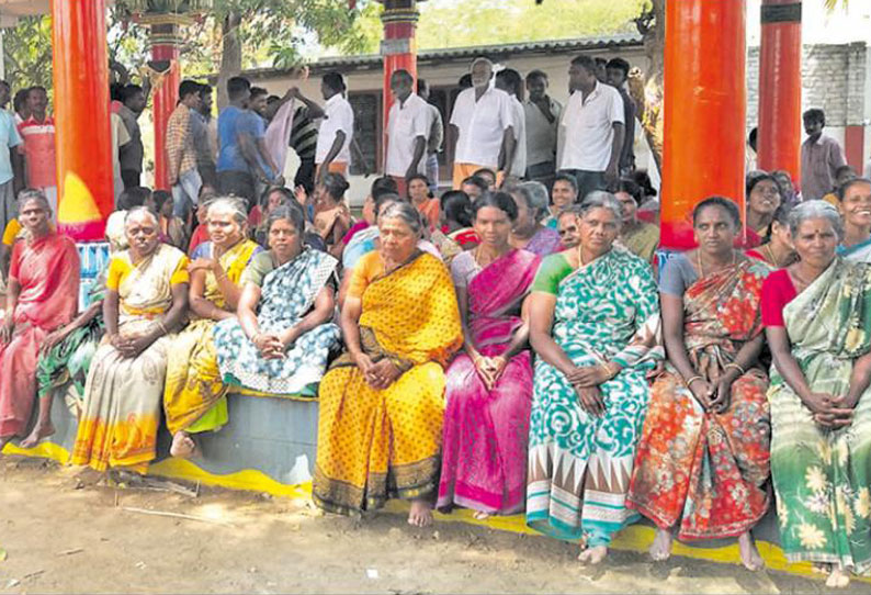 கடையம் அருகே பரபரப்பு கோவிலில் பொதுமக்கள் குடியேறும் போராட்டம்