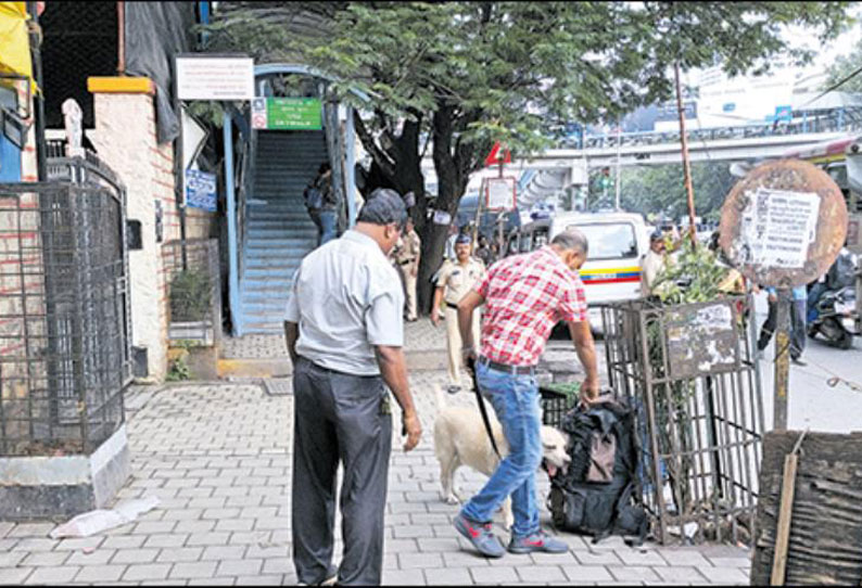 சயான் ரெயில் நிலையம் அருகே கேட்பாரற்று கிடந்த பையால் வெடிகுண்டு பீதி