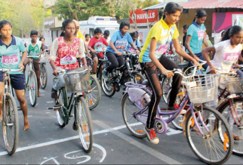 அண்ணா பிறந்தநாளை முன்னிட்டு பள்ளி மாணவ-மாணவிகளுக்கு சைக்கிள் போட்டி