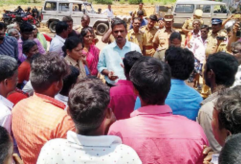 அம்பை அருகே ஊருக்குள் நுழைவுவாயில் அமைக்க பொதுமக்கள் முயன்றதால் பரபரப்பு