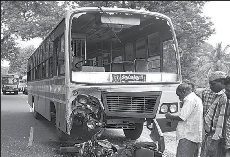 பர்கூர் அருகே விபத்து; அரசு பஸ் மீது மோட்டார் சைக்கிள் மோதியதில் 3 வாலிபர்கள் பலி