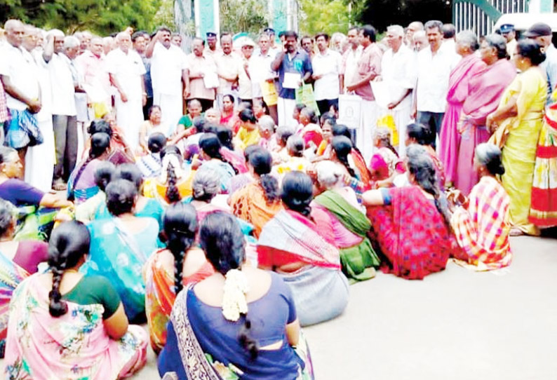 கோவில் நிலங்களில் குடியிருப்பவர்களுக்கு பட்டா கேட்டு கலெக்டர் அலுவலகத்தை பொதுமக்கள் முற்றுகை