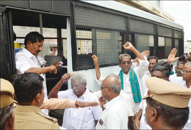 விளைநிலத்தில் உயர்மின் கோபுரங்கள் அமைக்க எதிர்ப்பு ஈரோட்டில் சட்ட நகல் எரிப்பு; விவசாயிகள் 43பேர் கைது