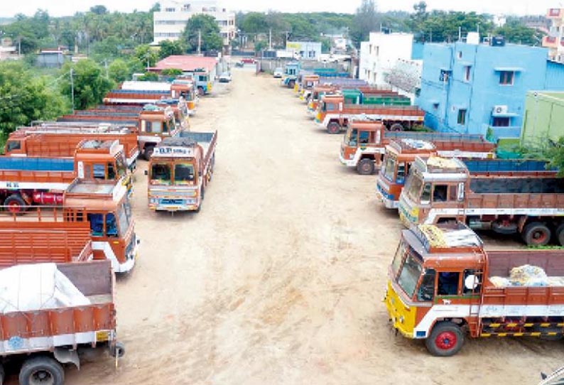 புதிய மோட்டார் வாகன சட்டத்தை எதிர்த்து வேலைநிறுத்தம்: திண்டுக்கல்லில், 4,500 லாரிகள் ஓடவில்லை