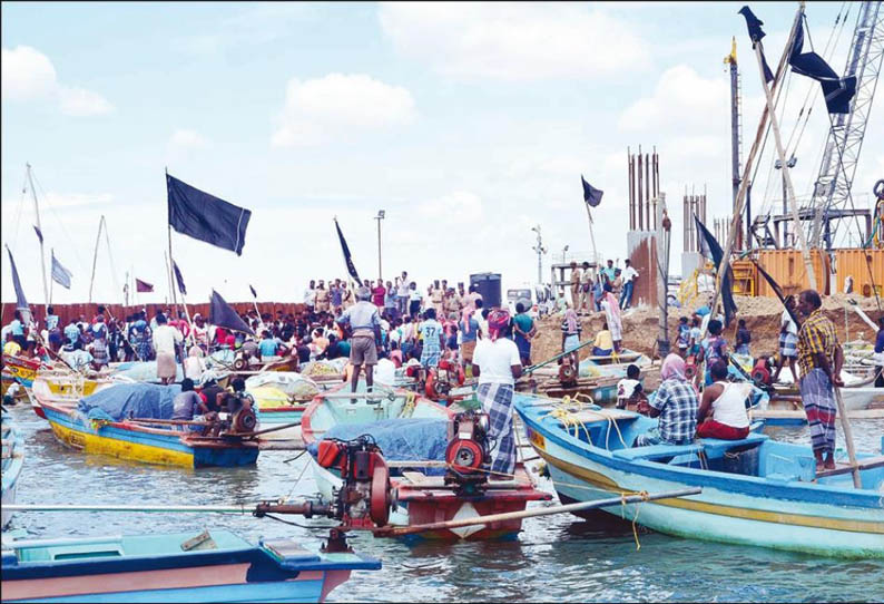 உப்பூர் அனல் மின்நிலையத்திற்காக கடலுக்குள் பாலம் கட்டுவதை கைவிடக்கோரி படகில் சென்று முற்றுகை - ஏராளமானோர் பங்கேற்பு