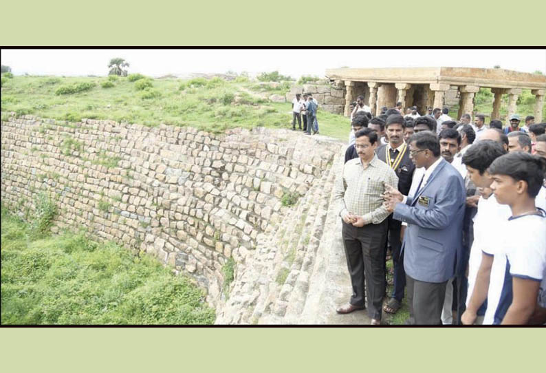 சங்ககிரி மலைக்கோட்டையில் பாரம்பரிய சின்னங்களை கலெக்டர் பார்வையிட்டார்