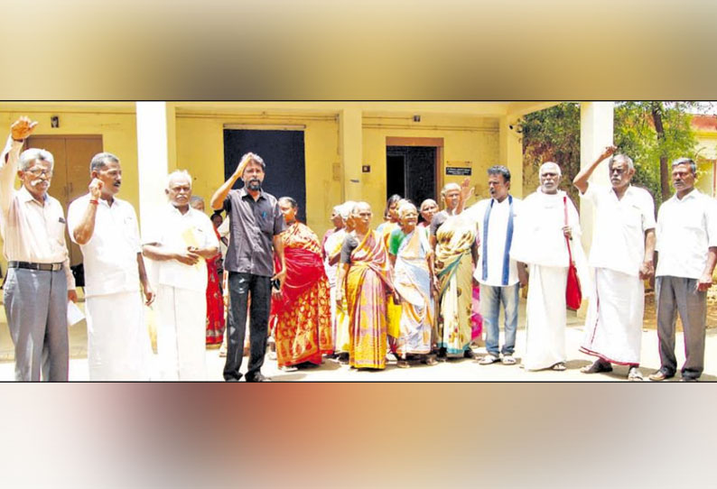 கோவில்பட்டியில் உதவி கலெக்டர் அலுவலகத்தை பொதுமக்கள் முற்றுகை - டாஸ்மாக் கடை திறக்க எதிர்ப்பு