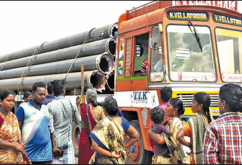 தூத்துக்குடி அருகே எரிவாயு குழாய் ஏற்றி வந்த லாரியை பொதுமக்கள் முற்றுகை