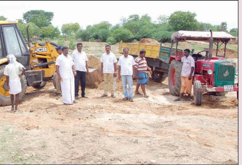 ஏரியூர் அருகே, ஏரி தூர்வாரும் பணியை தடுத்து நிறுத்தி வாகனங்கள் சிறை பிடிப்பு