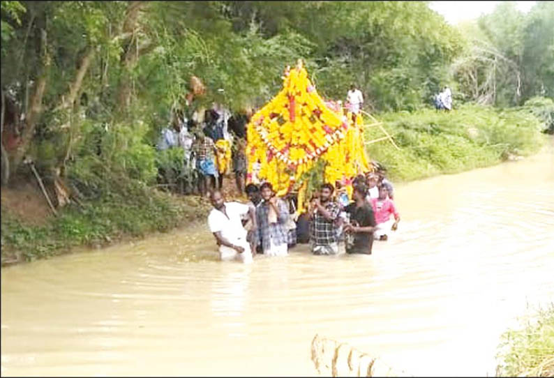 கோடாலிகருப்பூர் அருகே, இறந்த மூதாட்டியின் உடலை தண்ணீரில் தத்தளித்தவாறு எடுத்து செல்லும் அவலம்