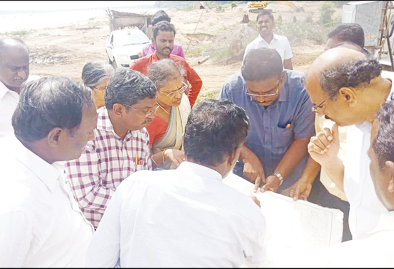 புகளூர் காவிரியாற்று பகுதியில் கதவணை அமைக்கப்படும் இடத்தை அதிகாரிகள் ஆய்வு