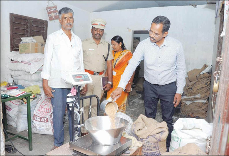 கிருஷ்ணகிரியில் மாணவர் விடுதி, ரேஷன் கடைகளில் கலெக்டர் ஆய்வு