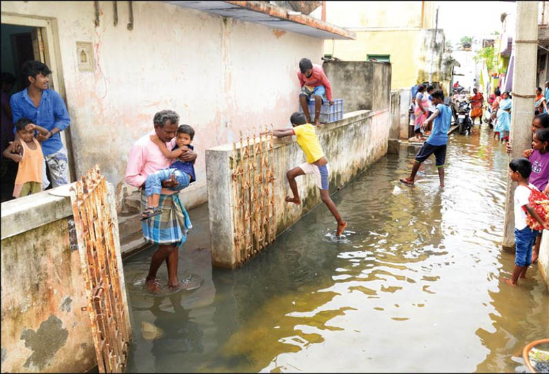 கன்சால்பேட்டையில், கழிவுநீர் கால்வாய் அடைப்பால் தெருவில் தேங்கி நிற்கும் மழைநீர்