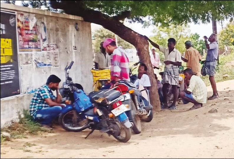 வீரபாண்டி அருகே, சாலையோரம் நின்று மதுக்குடிக்கும் மதுப்பிரியர்கள் - அச்சத்துடன் கடந்து செல்லும் பெண்கள்