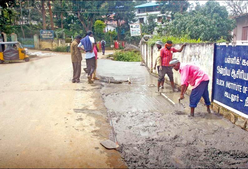 கூடலூர்- ஓவேலி சாலையை அகலப்படுத்தும் பணி தீவிரம்