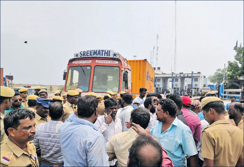 வாடகையை மீண்டும் உயர்த்தக்கோரி: கன்டெய்னர் லாரி உரிமையாளர்கள் போராட்டம் - 50 பேர் கைதாகி விடுதலை