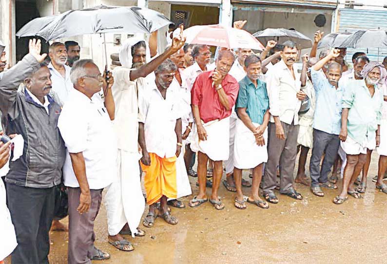 கொட்டும் மழையில் விவசாயிகள் ஆர்ப்பாட்டம்