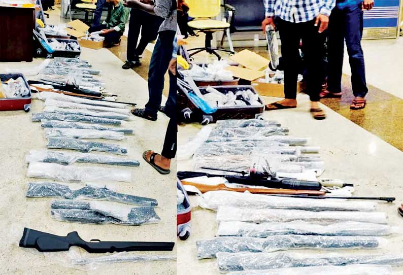 துபாயில் இருந்து விமானத்தில் மதுரைக்கு கடத்தி வந்த 23 துப்பாக்கிகள் பறிமுதல்; இளையான்குடியை சேர்ந்த 3 பேர் சிக்கினர் 201909252142193398_From-Dubai-to-Madurai-Who-was-abducted-on-the-plane-23-guns_SECVPF