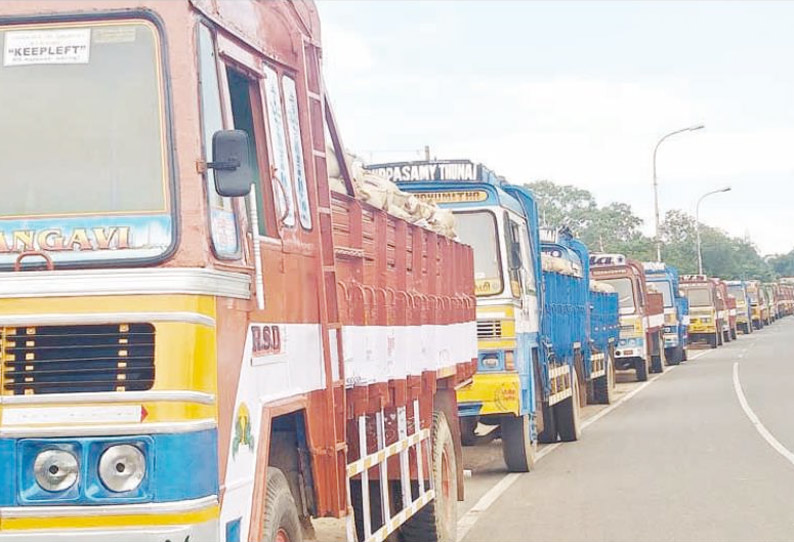 திருவாரூர் மாவட்ட லாரிகளில் அரிசி மூட்டைகள் ஏற்றப்பட்டதால் சாலையோரம் லாரிகளை நிறுத்தி தஞ்சை டிரைவர்கள் போராட்டம்