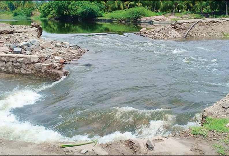 கனமழையால் வெள்ளப்பெருக்கு: அக்கரைப்பட்டி தடுப்பணை உடைந்தது