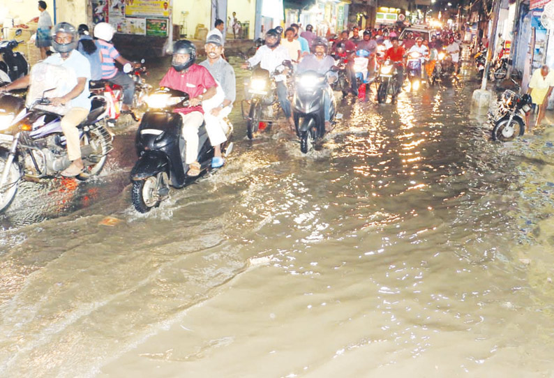 நாகர்கோவிலில் கொட்டி தீர்த்த கனமழை சாலைகளில் வெள்ளம் பெருக்கெடுத்து ஓடியது