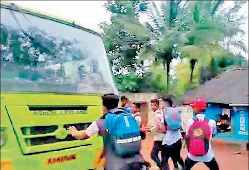 “மாணவர்கள் மீது மோதுவது போல் ஓட்டினார்” - அரசு பஸ் டிரைவர் பணி இடைநீக்கம்