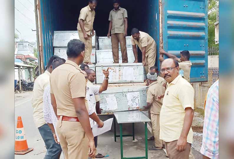 உள்ளாட்சி தேர்தலுக்காக சேலத்துக்கு 8,150 மின்னணு வாக்குப்பதிவு எந்திரங்கள் கொண்டு வரப்பட்டன - துப்பாக்கி ஏந்திய போலீஸ் பாதுகாப்பு