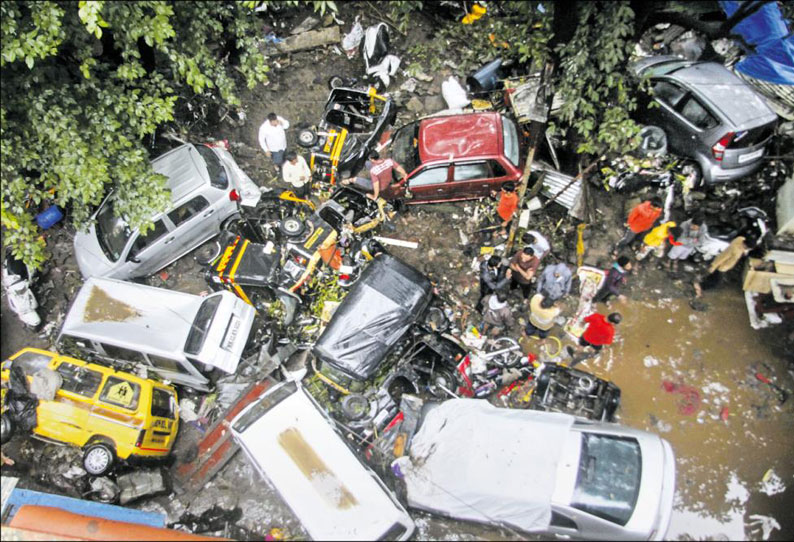 திடீர் வெள்ளத்தால் 600 வாகனங்கள் அடித்து செல்லப்பட்டன; புனேயில் பலத்த மழைக்கு 17 பேர் பலி 201909270513285147_600-vehicles-were-hit-by-a-sudden-flood-17-killed-in-heavy_SECVPF