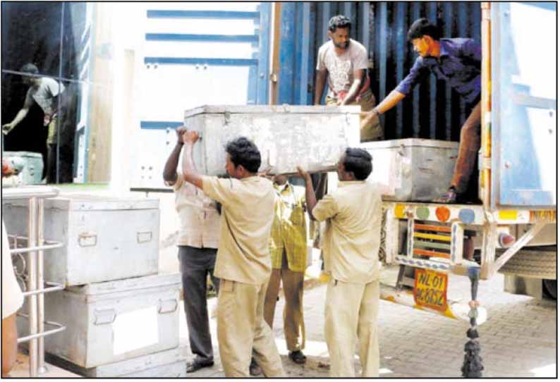 உள்ளாட்சி தேர்தலுக்காக 6 ஆயிரம் மின்னணு வாக்குப்பதிவு எந்திரங்கள் பெங்களூருவில் இருந்து வேலூர் கொண்டு வரப்பட்டது