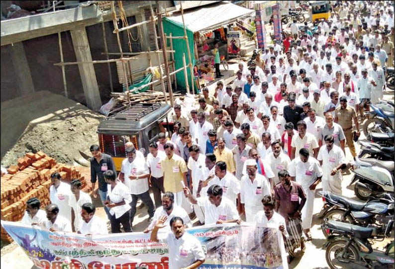 நுழைவு கட்டண உயர்வுக்கு எதிர்ப்பு: சுருளி அருவி வசூல் மையத்தை அனைத்துக்கட்சியினர் முற்றுகையிட முயற்சி