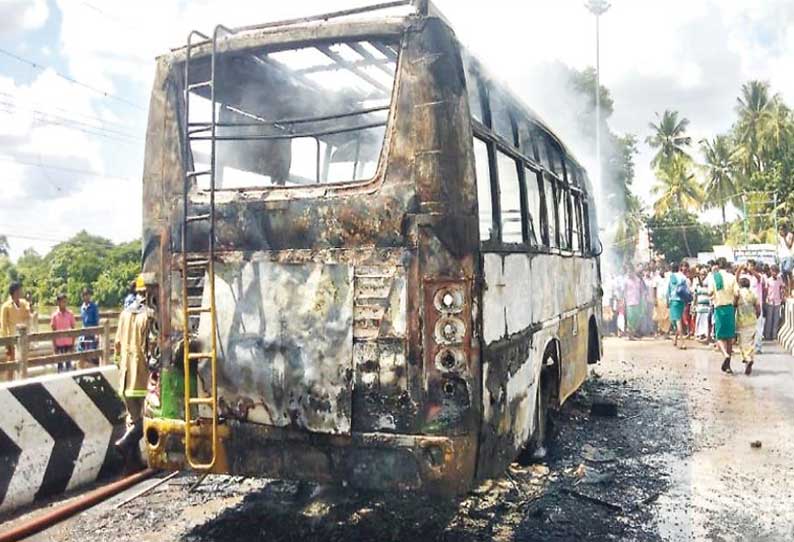 சாலையில் சென்று கொண்டிருந்த போது மினிபஸ் எரிந்து நாசம்; பேட்டரி வயரில் தீப்பற்றியதால் விபத்து