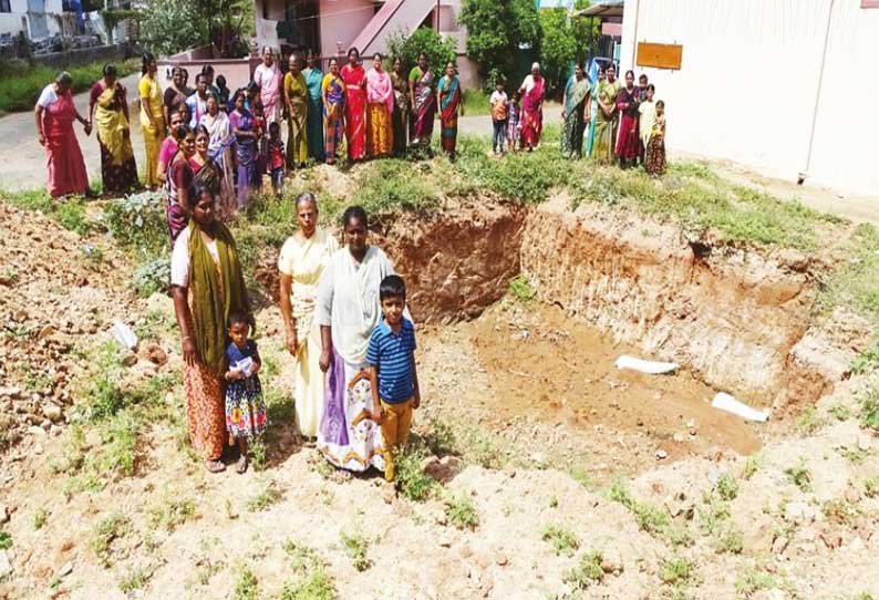 உடுமலை அருகே குடியிருப்பு பகுதியில் செல்போன் கோபுரம் அமைக்க எதிர்ப்பு; பெண்கள் திரண்டதால் பரபரப்பு