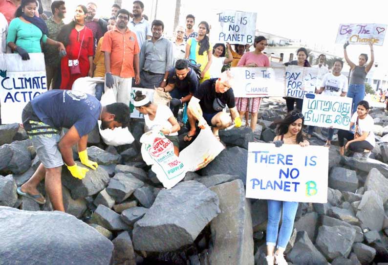 கடற்கரையில் தூய்மைப்பணியில் ஈடுபட்ட வெளிநாட்டினர்; ஒரு டன் குப்பைகள் அகற்றம்