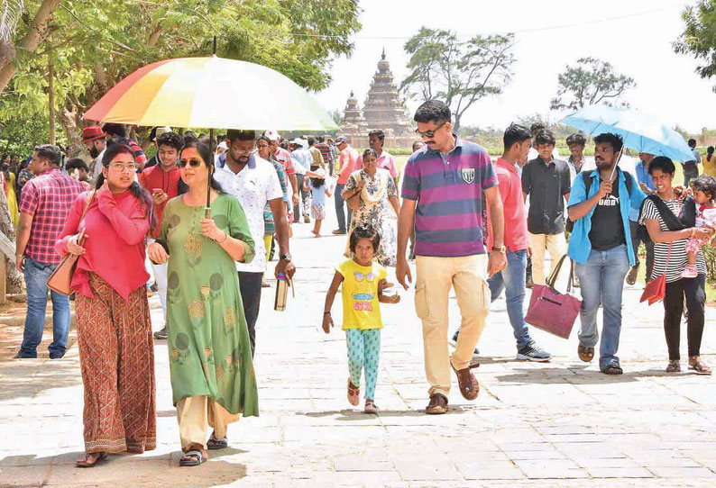 காலாண்டு விடுமுறையை முன்னிட்டு மாமல்லபுரத்திற்கு சுற்றுலா பயணிகள் வருகை அதிகரிப்பு பலத்த பாதுகாப்புக்கு மத்தியில் குவிந்தனர்