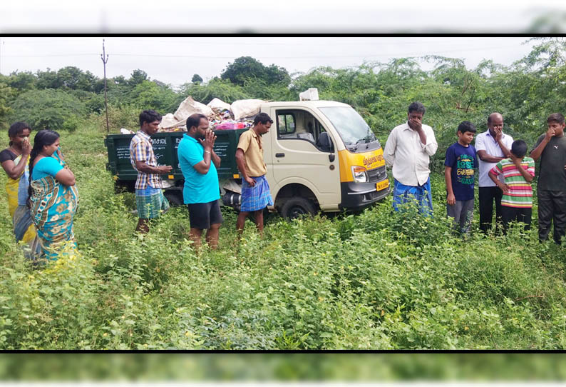 குடியிருப்பு பகுதியில், குப்பைகளை கொட்ட வந்த நகராட்சி வாகனத்தை சிறைபிடித்து பொதுமக்கள் போராட்டம்