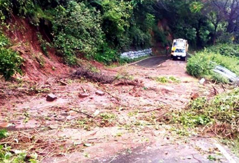 சூறாவளி காற்றுடன் பலத்த மழை: மஞ்சூர் - ஊட்டி சாலையில் மண்சரிவு - போக்குவரத்து பாதிப்பு