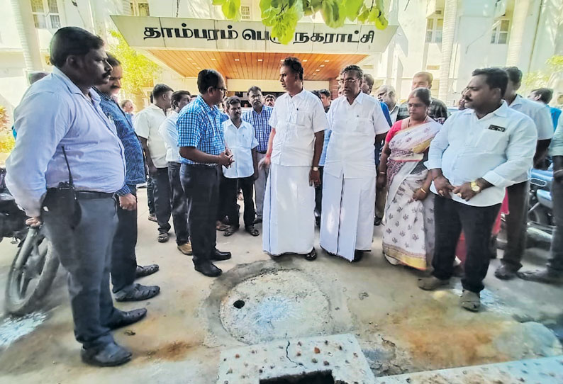 தாம்பரம் நகராட்சி பகுதியில் மழைநீர் சேகரிப்பு பணிகளை விரைவாக முடிக்க வேண்டும் அதிகாரிகளுக்கு அமைச்சர் எஸ்.பி.வேலுமணி உத்தரவு