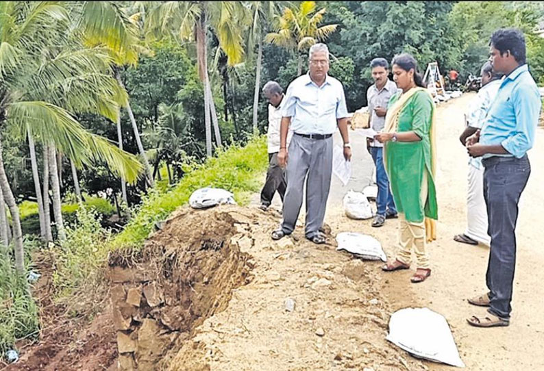 கடையநல்லூர் அருகே அடவிநயினார் அணை சாலையில் மீண்டும் மண்சரிவு - வாகனங்கள் செல்ல தடை