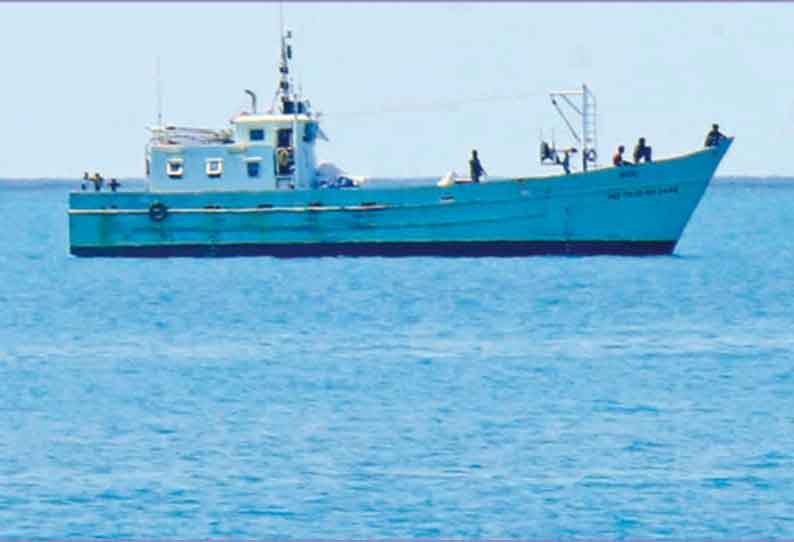 8 fishermen who came to Pamban after fishing in Kerala by deep sea fishing  boat; Permission to sell 4 thousand kg of fish  ஆழ்கடல் மீன்பிடி படகு  மூலம் கேரளாவில் மீன்பிடித்துவிட்டு பாம்பன் வந்த