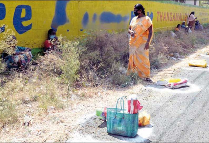 ஈரோட்டில் ரூ.1,000 வாங்குவதற்காக சாலையோரத்தில் அமர்ந்திருந்த மக்கள்