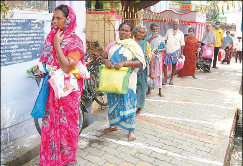 தென்காசி மாவட்டத்தில் அரிசி ரேஷன் அட்டைதாரர்களுக்கு ரூ.1,000- நிவாரண பொருட்கள் வழங்கும் பணி தொடக்கம்