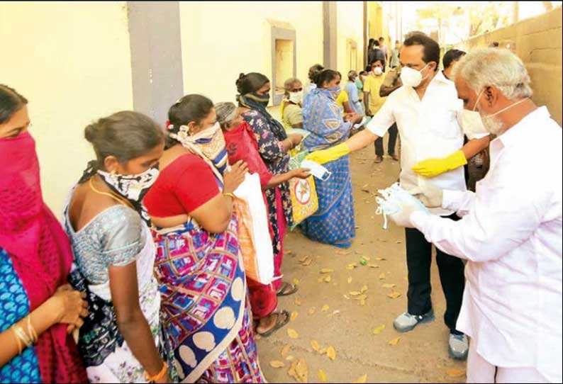 கொளத்தூர் தொகுதி மக்களுக்கு கொரோனா தடுப்பு உபகரணங்கள் - மு.க.ஸ்டாலின் வழங்கினார்