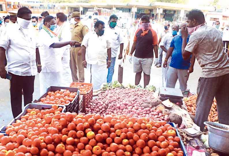 பஸ் நிலையத்தில் அமைக்கப்பட்டுள்ள காய்கறி கடைகளில் நாராயணசாமி ஆய்வு - பொதுமக்களிடம் விசாரணை